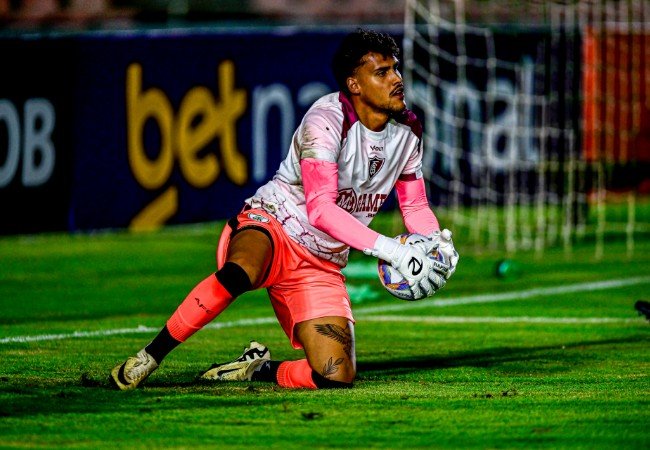 Matheus Mendes, goleiro do América, no aquecimento para o jogo contra o Uberlândia (foto: Mourão Panda/América)