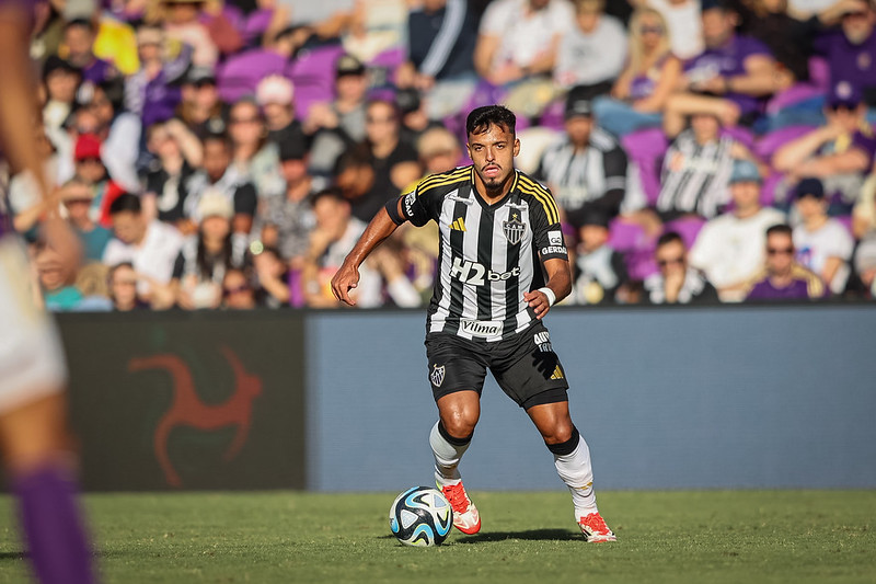 Gabriel Menino carrega a bola para o Atlético contra o Orlando City - (foto: Pedro Souza/Atlético)