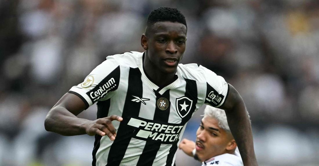 Luiz Henrique com a camisa do Botafogo (foto: Mauro PIMENTEL / AFP)