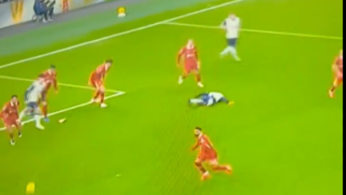 Bentancur, do Tottenham, caiu de cabeça no chão em partida contra o Liverpool (foto: Reprodução/ESPN)