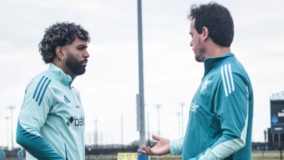 Gabigol e Diniz conversando (foto: Gustavo Aleixo/Cruzeiro)