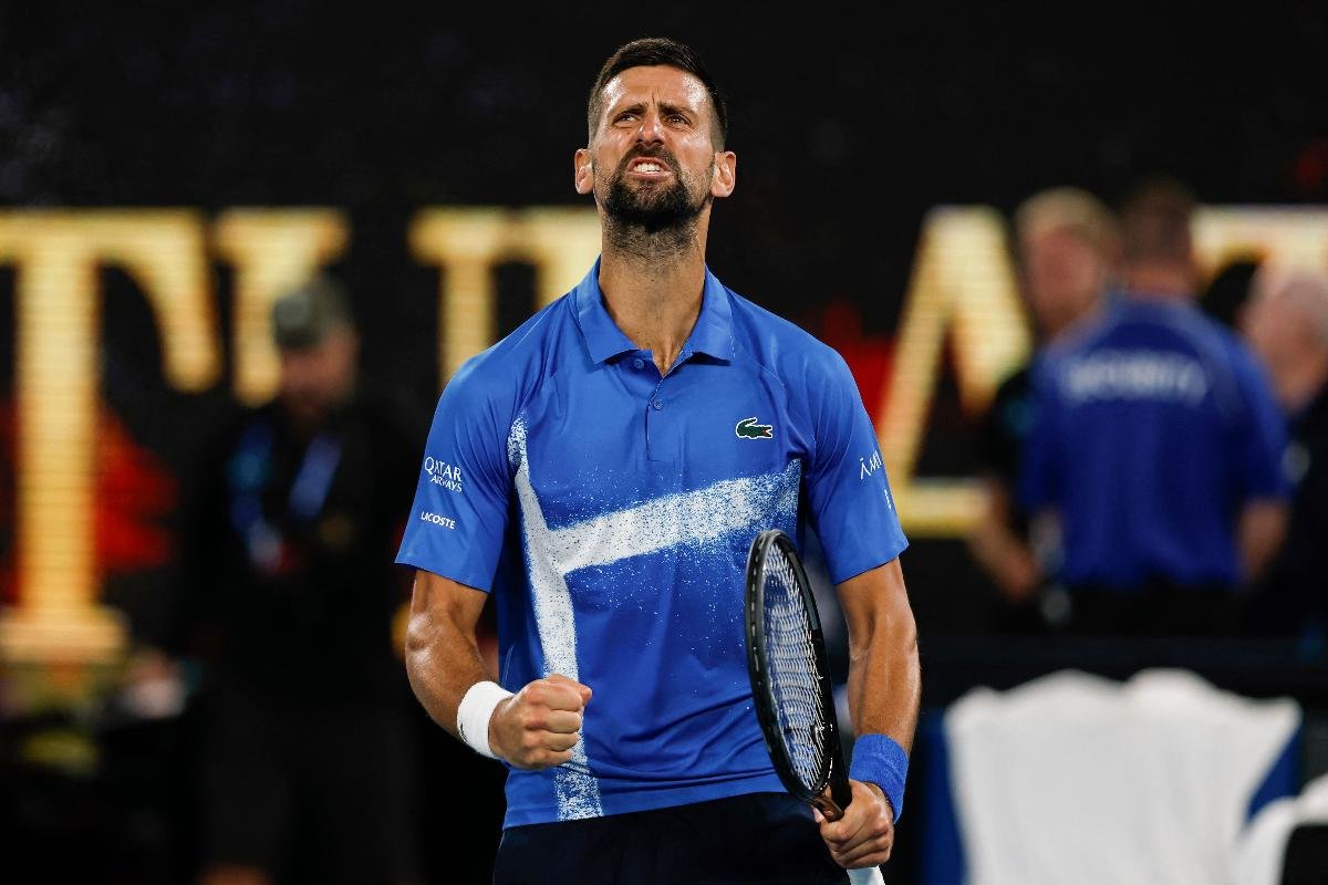 Djokovic em quadra pelo Australian Open (foto: Martin KEEP / AFP)