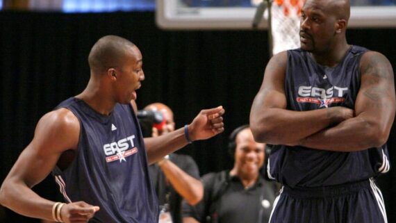 Dwight Howard e Shaquille O'Neal em quadra pelo NBA All-Star de 2007 (foto: Lucy Nicholson/Reuters - 17/2/2007)