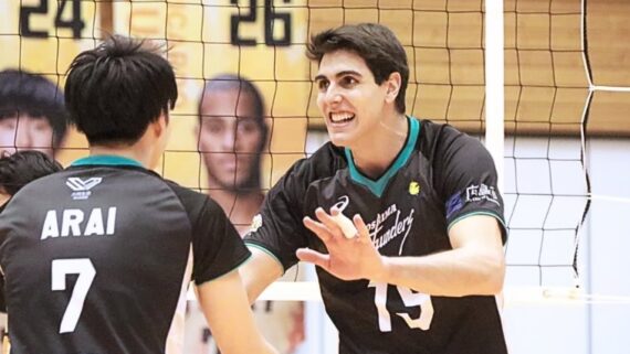 Felipe Roque comemora ponto no vôlei (foto: Divulgação/Hiroshima Thunders)