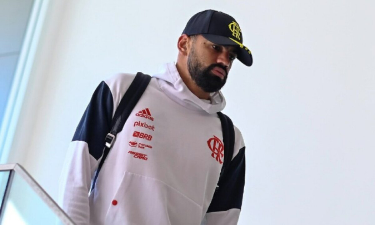 Fabrício Bruno em viagem (foto: Marcelo Cortes/Flamengo)