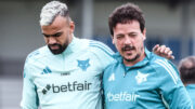 Fabrício Bruno e Fernando Diniz durante conversa (foto: Gustavo Aleixo/Cruzeiro)