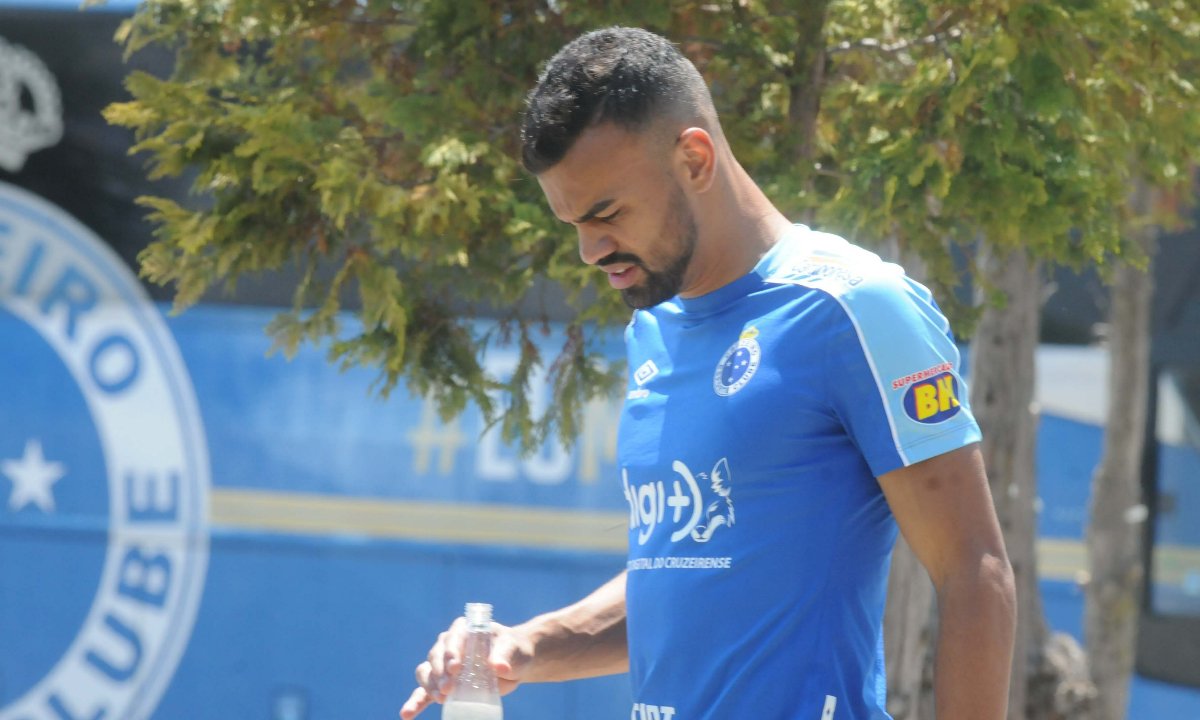 Fabrício Bruno em treino do Cruzeiro (foto: Paulo Filgueiras/EM/D.A.Press)