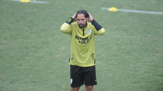 Benítez em treino do América (foto: Alexandre Guzanshe/EM/D.A. Press)