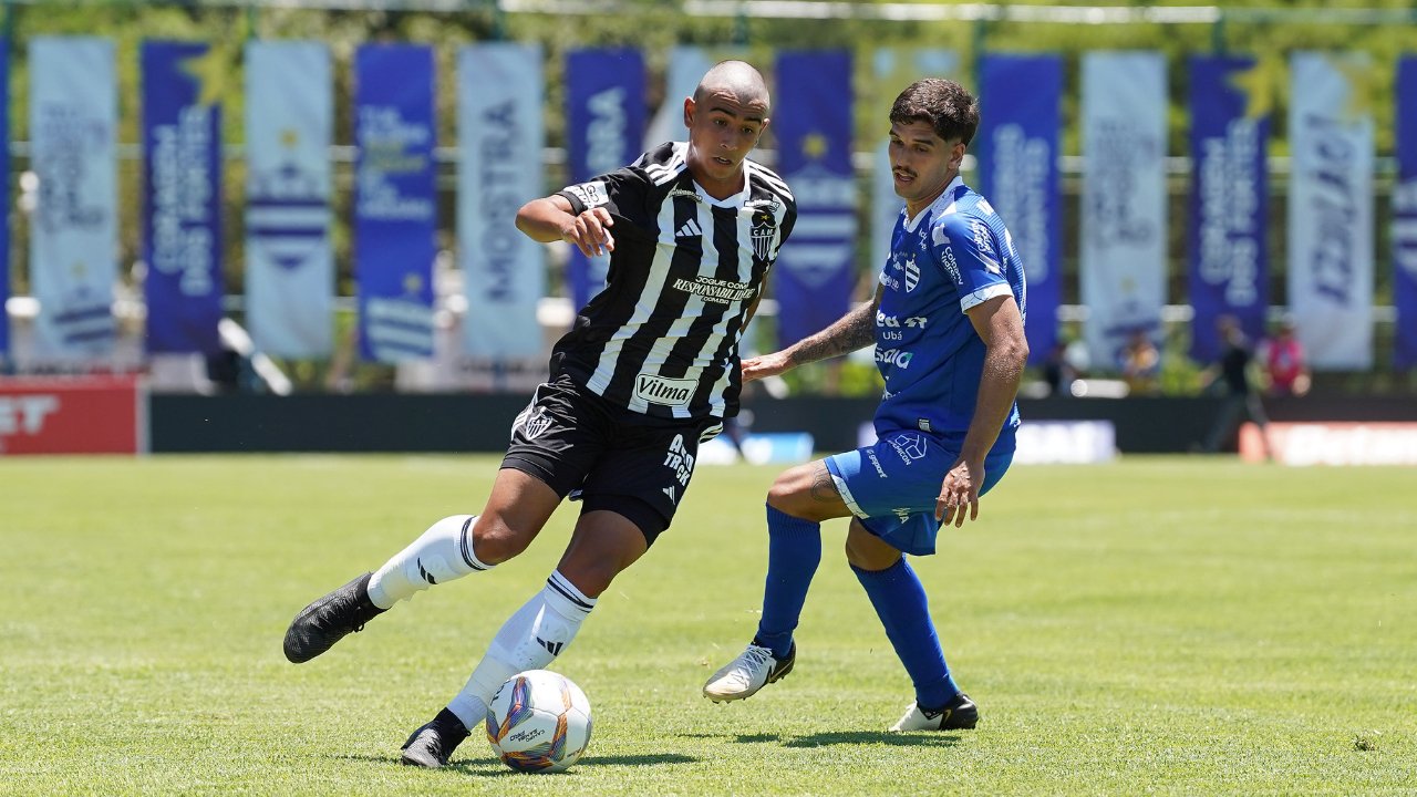 Jogadores de Aymorés e Atlético em campo pela primeira rodada do Campeonato Mineiro (foto: Daniela Veiga / Atlético)