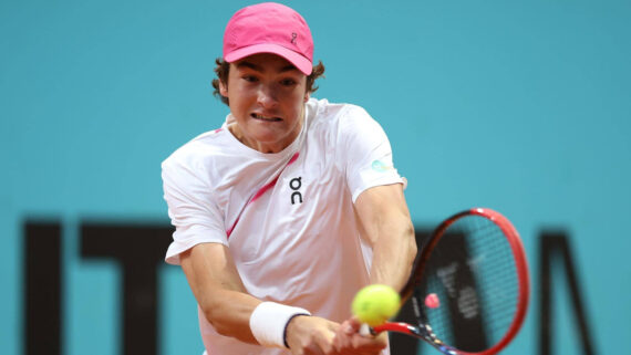 João Fonseca em quadra no quali do Australian Open (foto: ATP Staff)