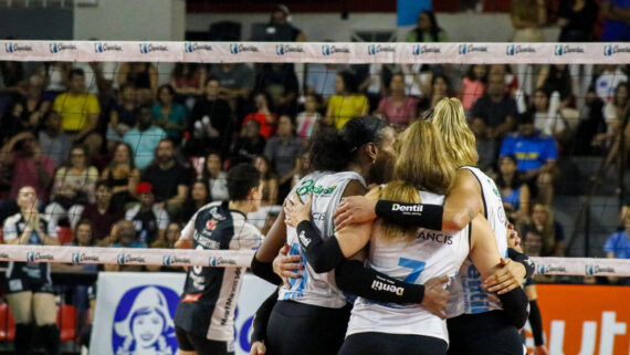 Jogadoras do Praia comemorando vitória sobre o Mackenzie pela Superliga Feminina de Vôlei (foto: Débora Elisa)