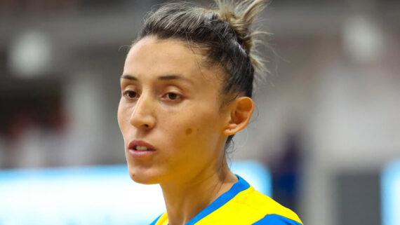 Melhor jogadora de futsal do mundo, Emily Marcondes jogando pela Seleção Brasileira (foto: Divulgação Instagram de Emily Marcondes)