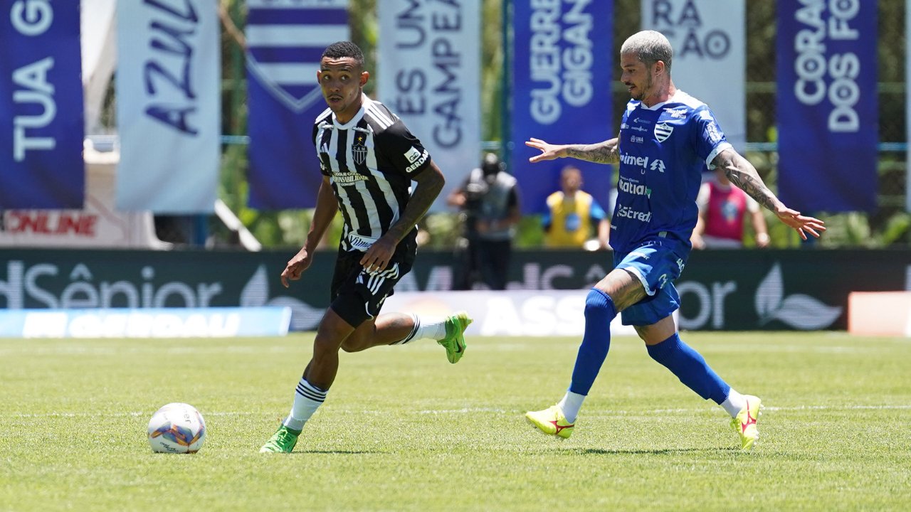 Jogadores de Aymorés e Atlético em campo pela primeira rodada do Campeonato Mineiro (foto: Daniela Veiga / Atlético)