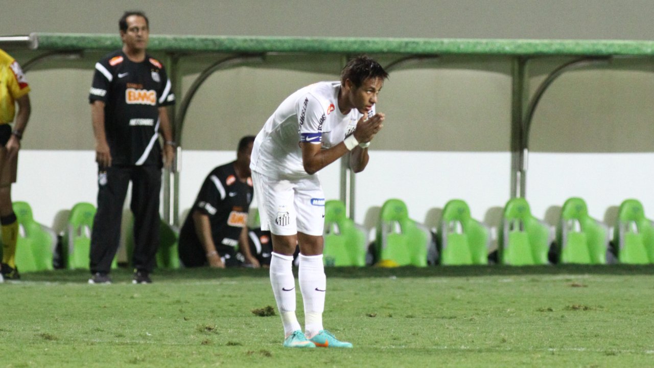 Neymar agradecendo a torcida do Cruzeiro pelos aplausos no duelo com o Santos, em novembro de 2012 - (foto: Rodrigo Clemente/EM/D.A Press)