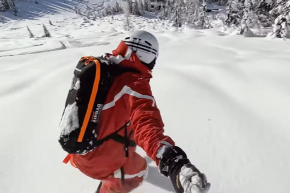 Print de vídeo em que Lewis Hamilton aparece esquiando (foto: Reprodução)