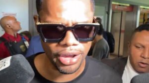 Júnior Santos desembarcou em Confins para assinar com o Atlético  - Crédito: 