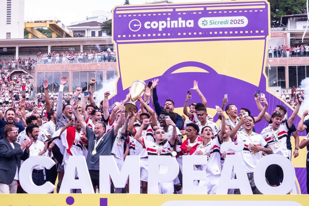 Jogadores do São Paulo comemoram título da Copinha (foto: Divulgação / São Paulo)