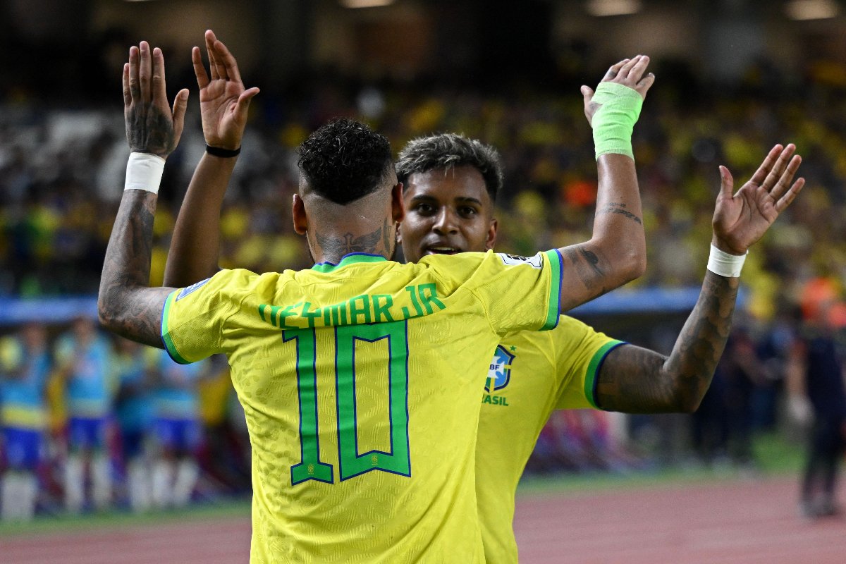 Rodrygo comemora com Neymar em jogo da Seleção Brasileira (foto: CARL DE SOUZA / AFP)