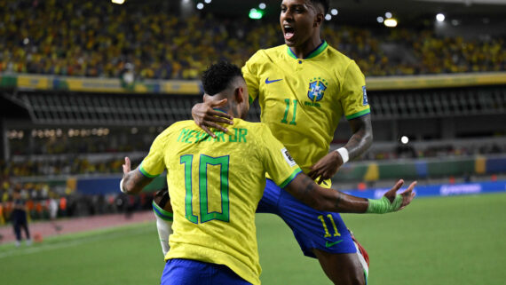 Neymar e Rodrygo juntos em jogo da Seleção Brasileira (foto: CARL DE SOUZA / AFP)