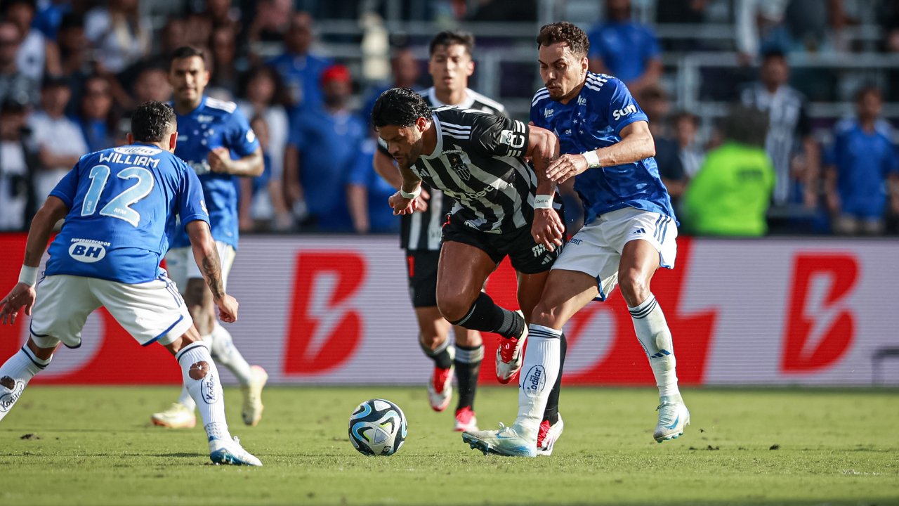 Lance entre Hulk e Eduardo durante Atlético x Cruzeiro (foto: Pedro Souza / Atlético)