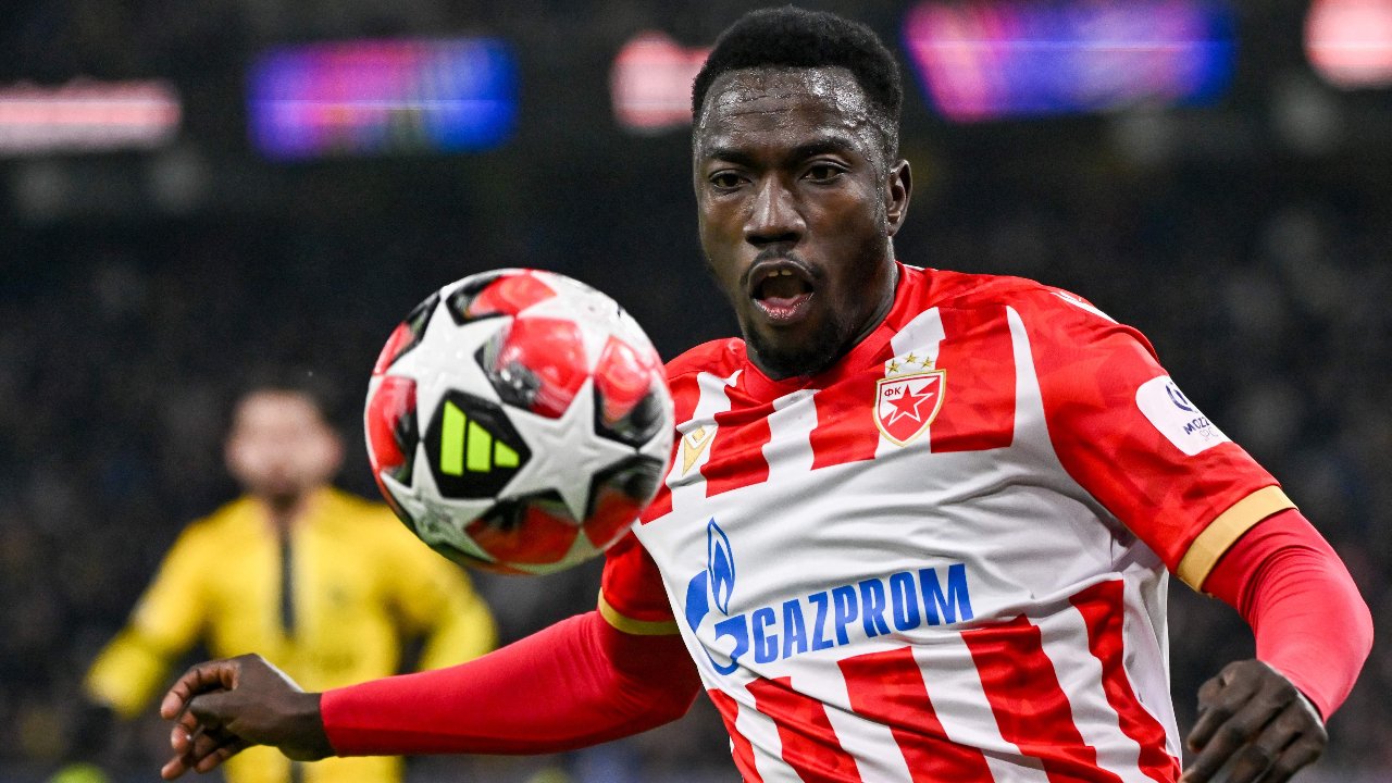 Jogador do Estrela Vermelha durante jogo da Champions League (foto: Fabrice COFFRINI / AFP)