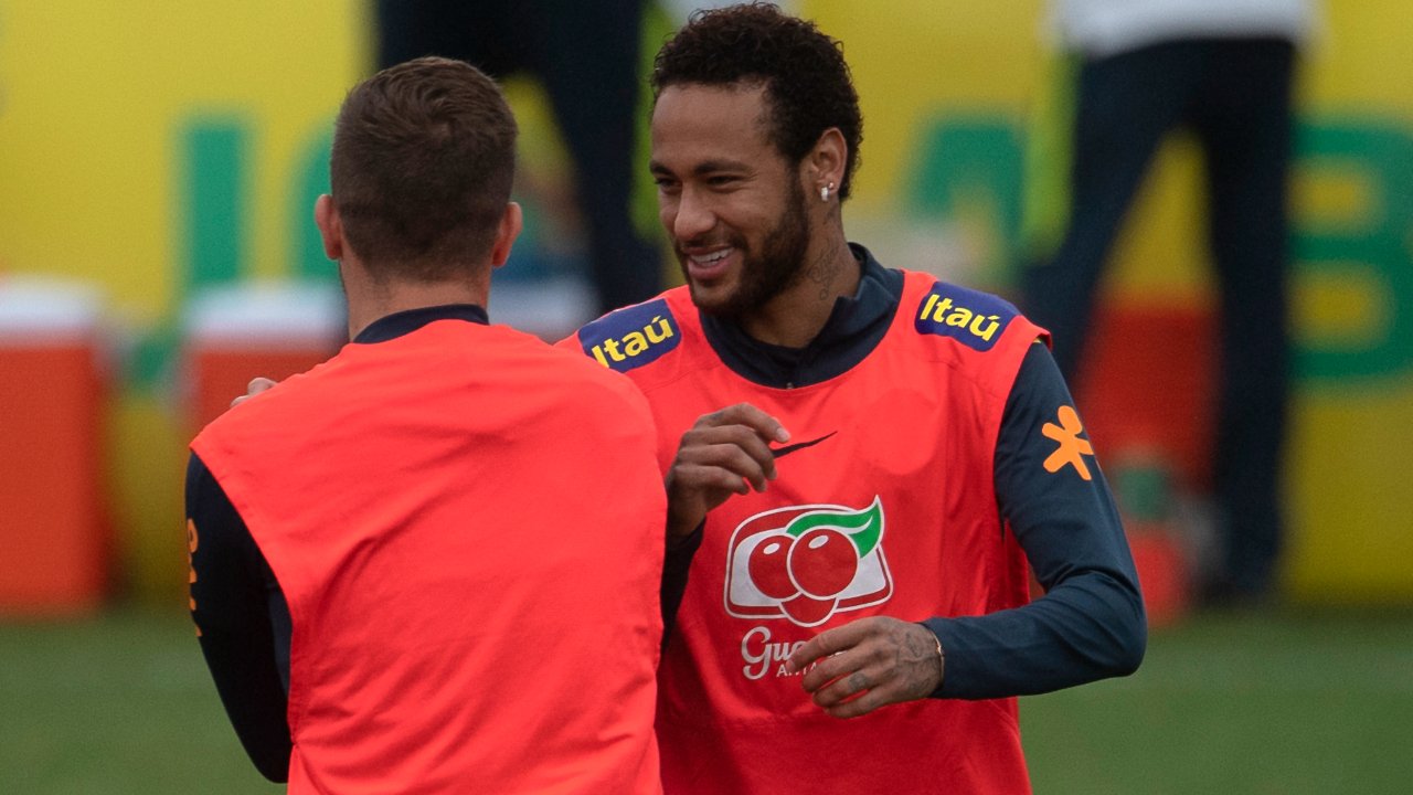 Arthur Melo e Neymar, em treino pela Seleção Brasileira em junho de 2019 (foto: AFP / Mauro Pimentel)