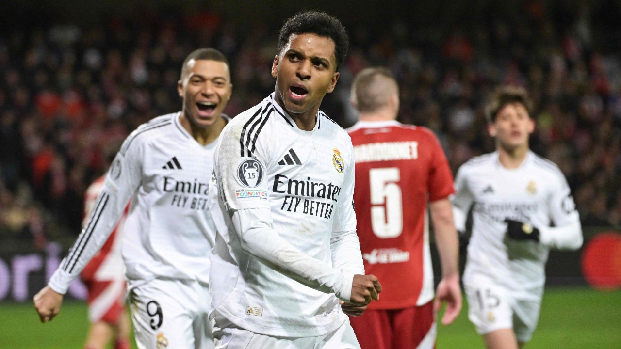 Rodrygo em campo pelo Real Madrid (foto: Damien MEYER / AFP)