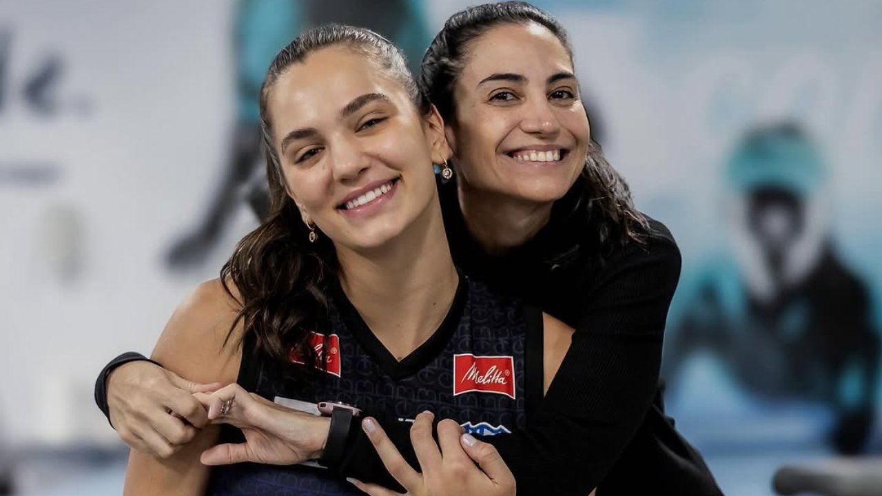 Júlia Kudiess, central do Minas, e Bruna Melato, fisioterapeuta do Minas (foto: Reprodução Instagram da Júlia Kudiess)