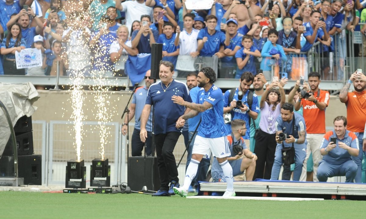 Gabigol apresentado ao lado de Pedrinho (foto: Alexandre Guzanshe/ EM DA Press)