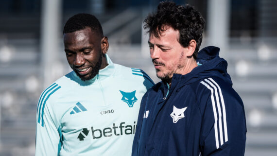 Atacante Bolasie e o técnico Fernando Diniz em pré-temporada nos Estados Unidos pelo Cruzeiro (foto: Gustavo Aleixo/Cruzeiro)