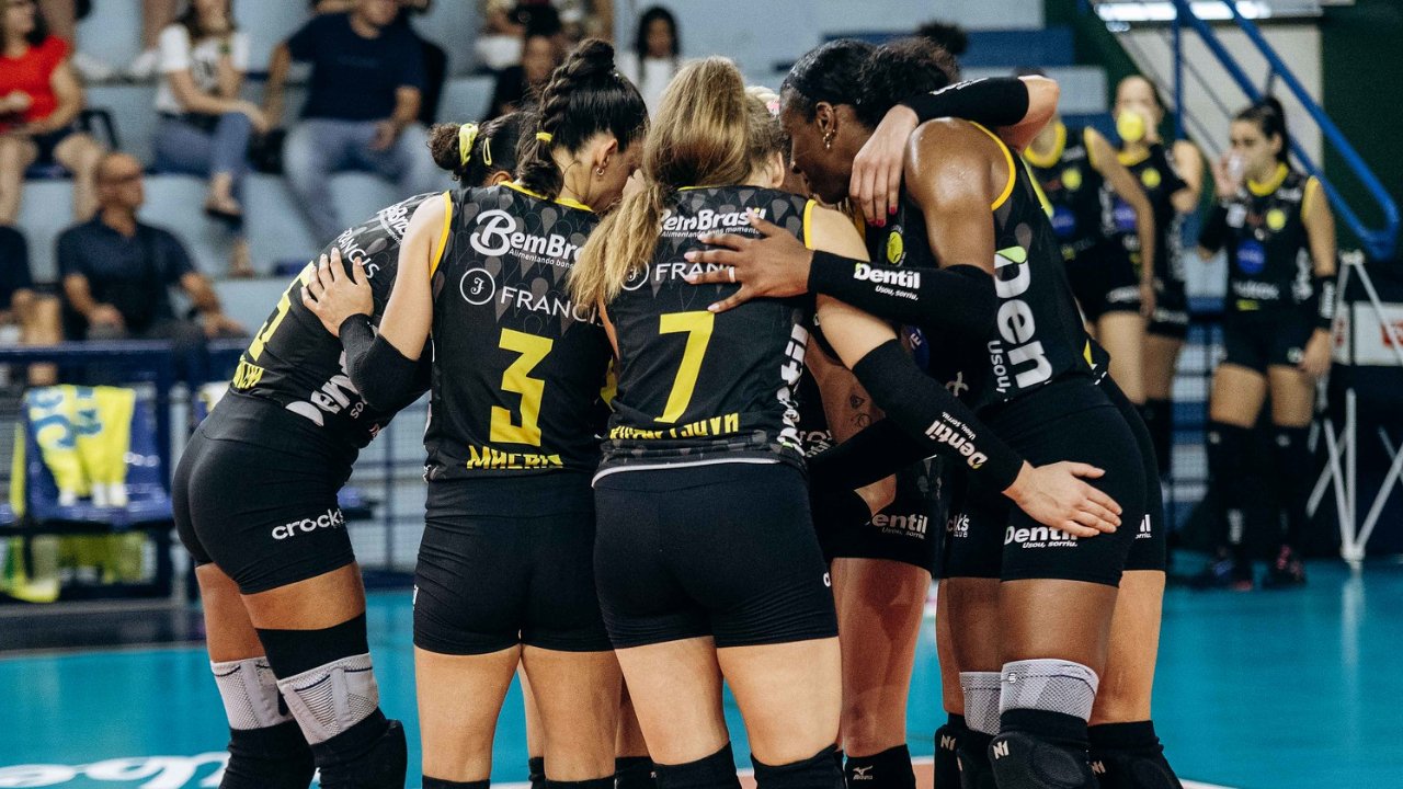 Time feminino de vôlei do Praia Clube em quadra (foto: Eliezer Esportes)