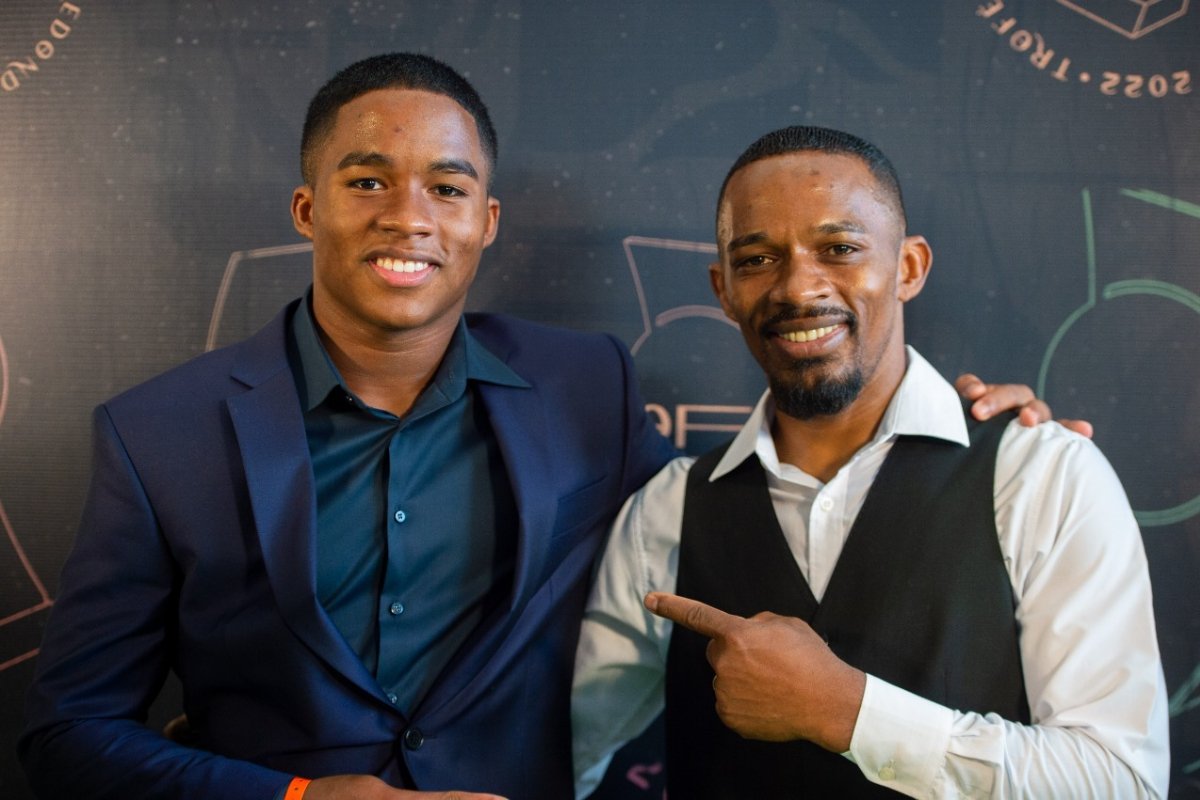 Endrick ao lado de seu pai, Douglas Ramos (foto: Nicole Mingoranci/Gazeta Press)