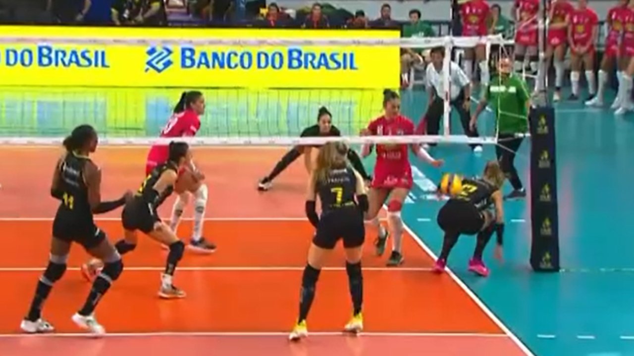 Carol Gattaz salvou lance 