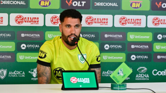 Jonathas em entrevista no América (foto: Mourão Panda/América)