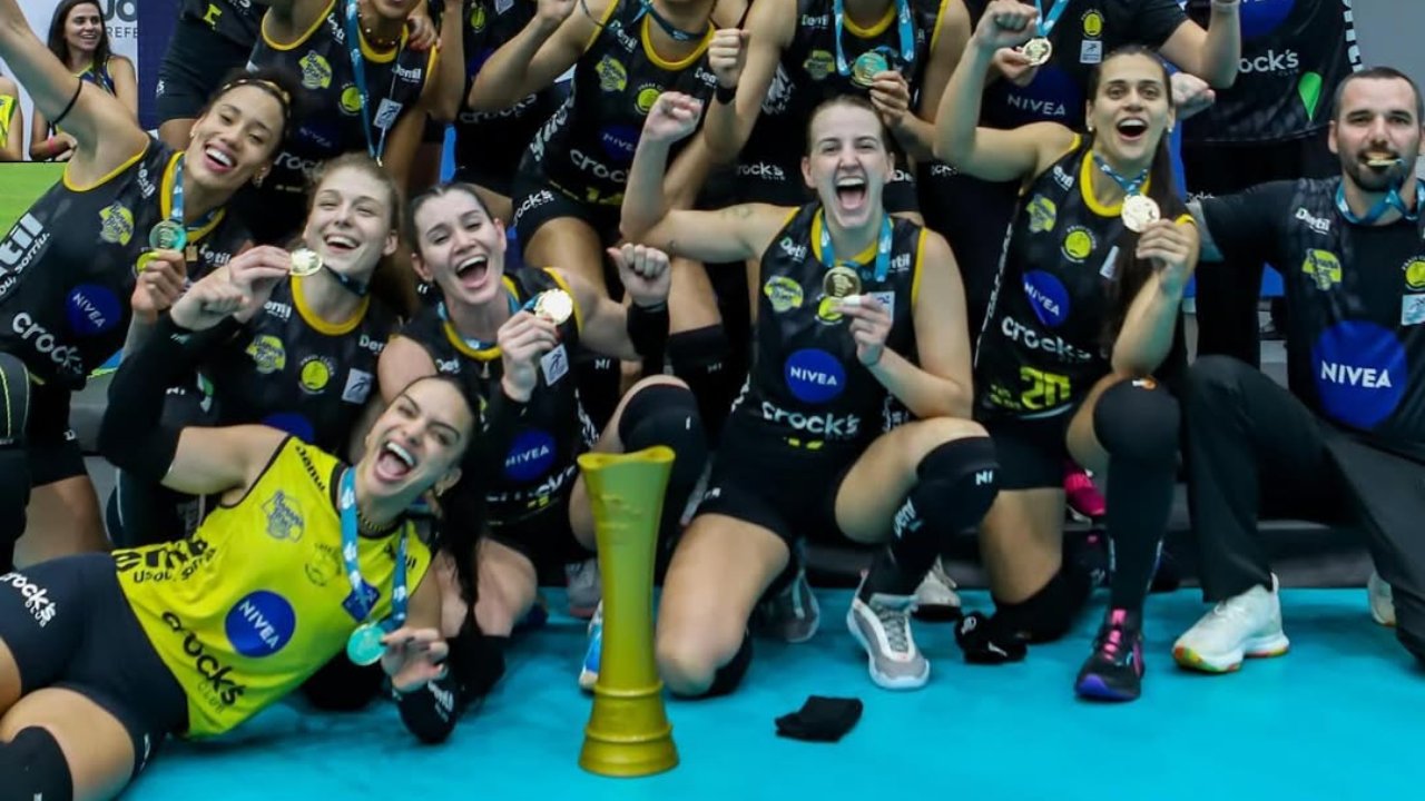 Comemoração do Praia Clube pelo título da Copa Brasil Feminina de Vôlei de 2024 (foto: Reprodução Instagram de Kasiely)
