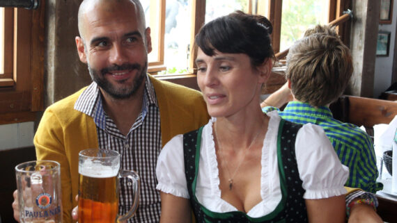 Pep Guardiola e Cristina Serra (foto: AFP PHOTO / FC BAYERN MUNICH / GETTY IMAGES /  ALEXANDRA BEIER - 	05/10/2014)