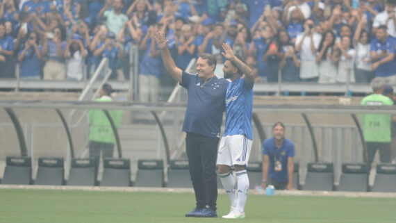 Pedrinho e Gabigol no Mineirão (foto: Alexandre Guzanshe/EM/D.A.Press)