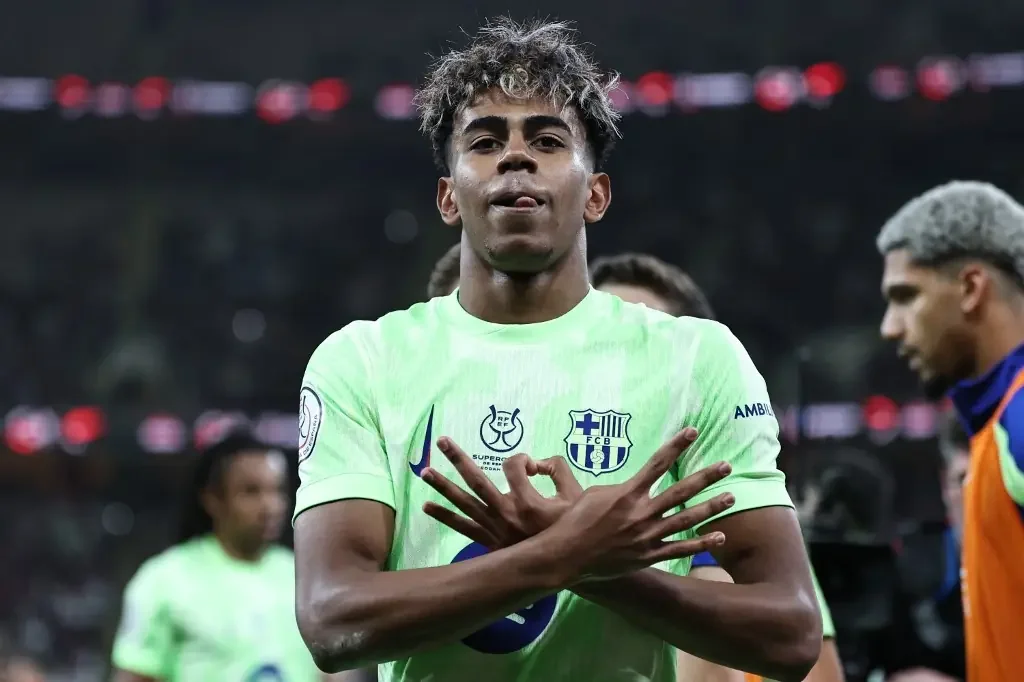 Lamine Yamal com os braços cruzados (foto: FADEL SENNA / AFP)