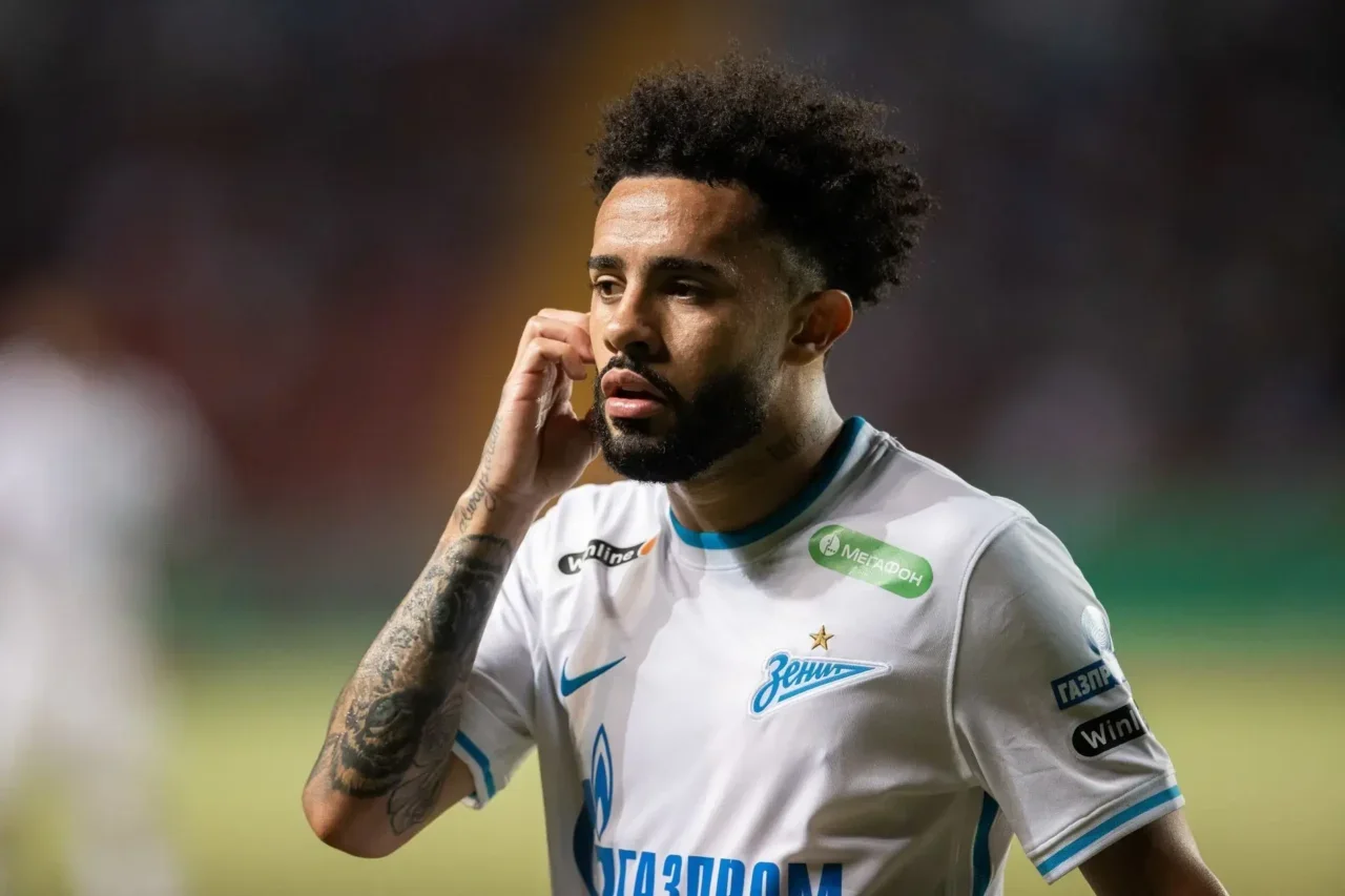 Claudinho com a mão no rosto (foto: Zenit/Divulgação)