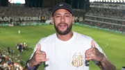 Na Vila Belmiro, Neymar faz gestos de positivo com as mãos (foto: Santos/Divulgação)