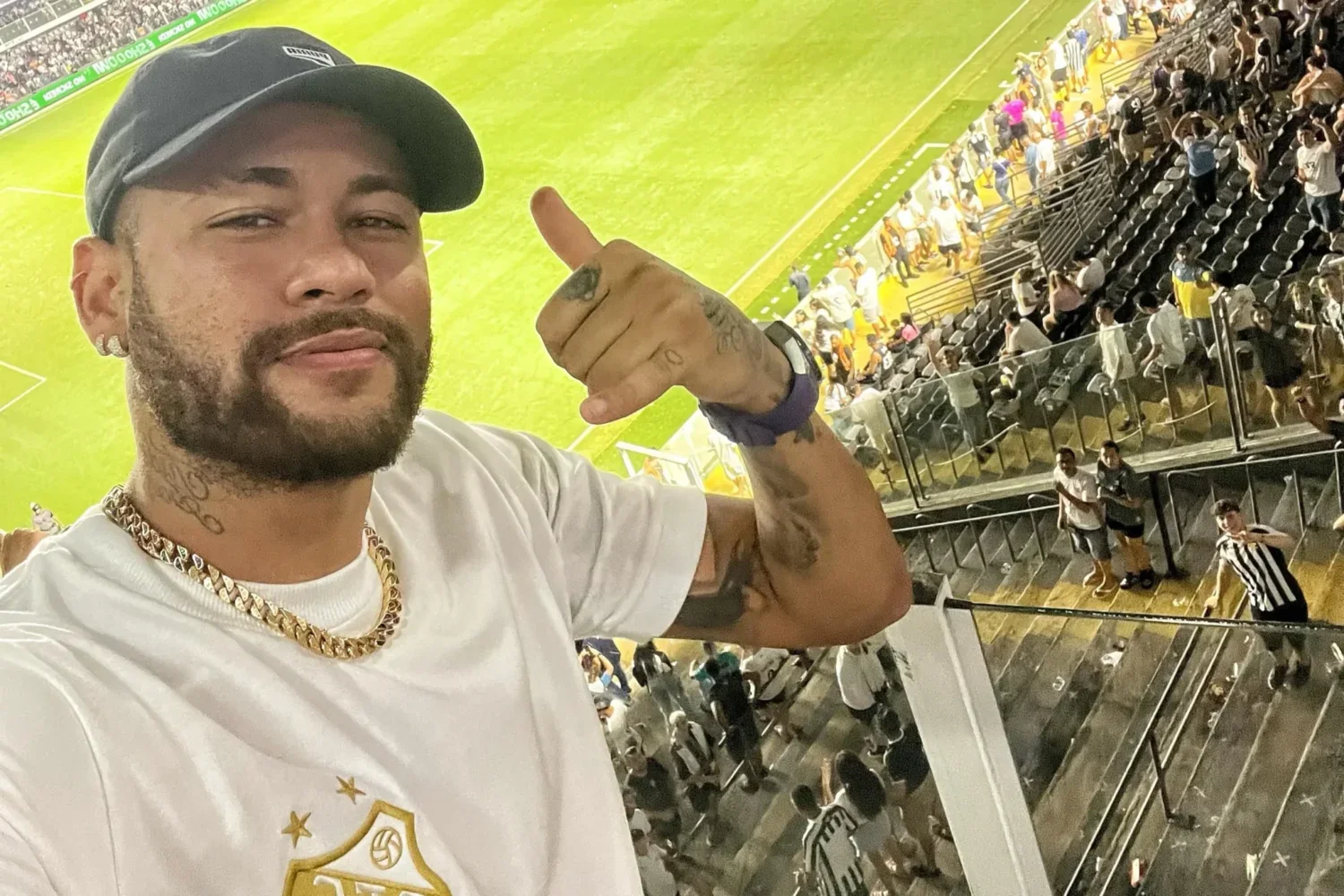 Neymar faz sinal com a mão (foto: Divulgação/Santos)