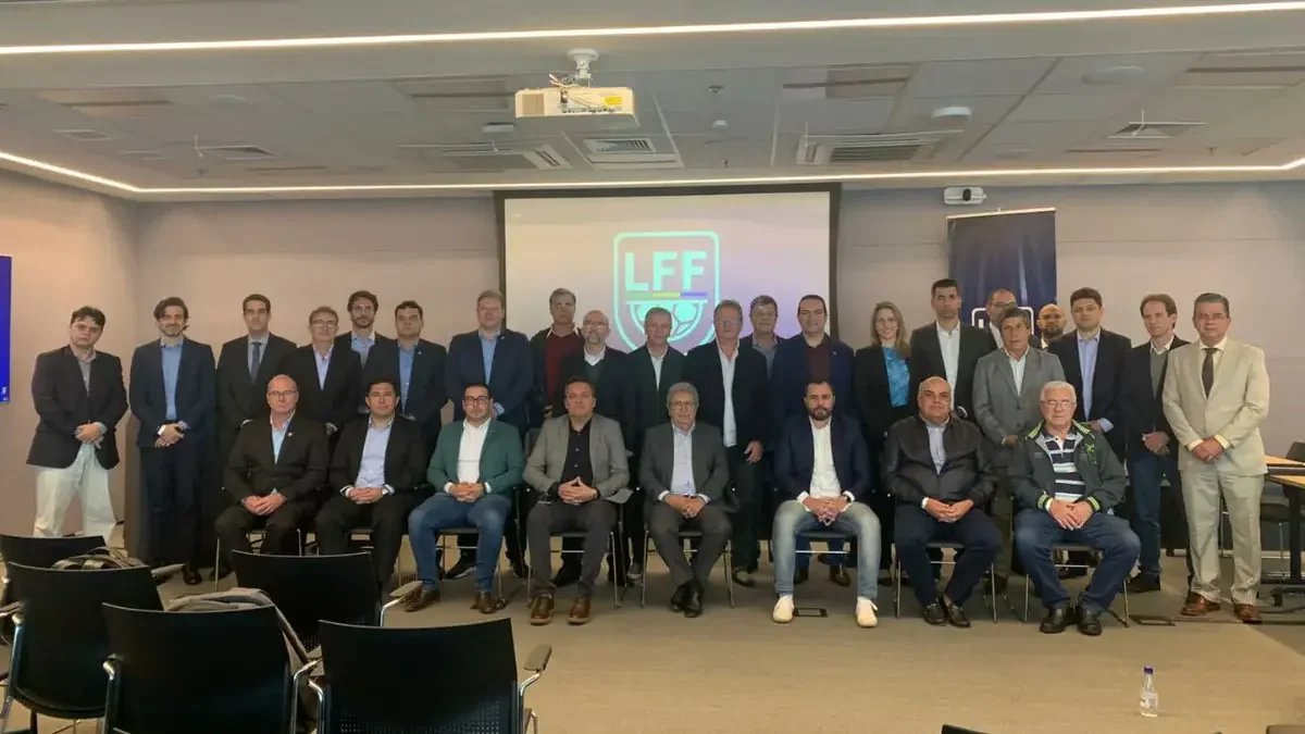 Reunião para acordo dos direitos de transmissão (foto: Divulgação / LFU)