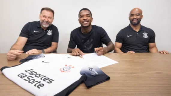 Cacá, zagueiro do Corinthians e ex-Cruzeiro, assinando contrato (foto: Rodrigo Coca/Corinthians)