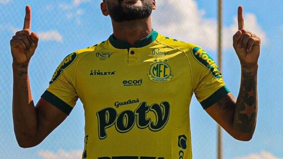 Reinaldo com a camisa do Mirassol (foto: Reprodução/Mirassol)