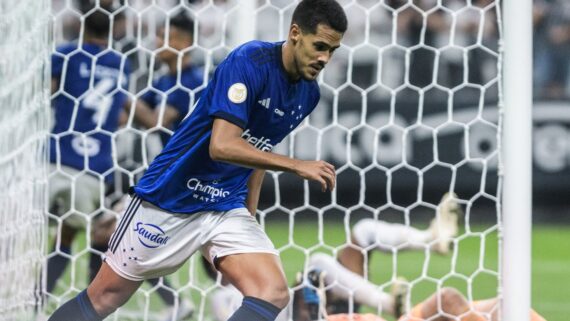 Lucas Oliveira em campo pelo Cruzeiro (foto:  Gustavo Aleixo/Cruzeiro)