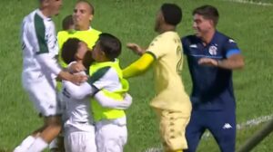 Jogadores do Guarani comemoram gol diante do Atlético na Copinha - Crédito: 