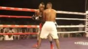 Hassan Mgaya em luta contra Paul Elias (foto: Reprodução /KAGOZI PRO TV)