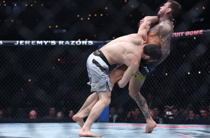 Islam Makhachev vence Moicano - (foto: Harry How / GETTY IMAGES NORTH AMERICA / Getty Images via AF)