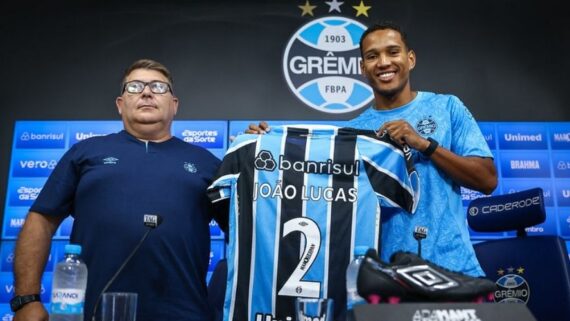 João Lucas em apresentação pelo Grêmio (foto: LUCAS UEBEL/GREMIO FBPA)