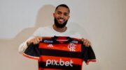 Juninho com a camisa do Flamengo (foto: Pedro de Andrade / CRF)